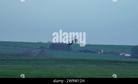 Britische Armee Boeing Apache Angriffshubschrauber AH64E (AH-64E) in Flugaktion, Wilts UK Stockfoto