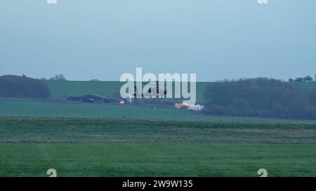 Britische Armee Boeing Apache Angriffshubschrauber AH64E (AH-64E) in Flugaktion, Wilts UK Stockfoto