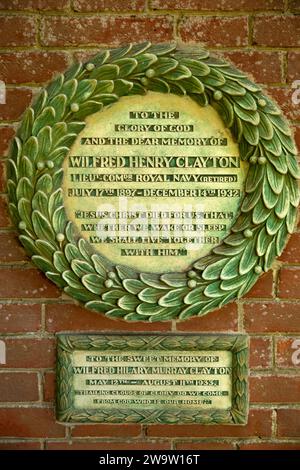 Großbritannien, England, Surrey, Compton, Watts Cemetery, Kreuzgang, Gedenktafel von Lieut Commander Wilfred Clayton Stockfoto