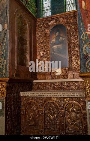 Großbritannien, England, Surrey, Compton, 1898 Cemetery Chapel, innen, verzierter vergoldeter Altar Stockfoto