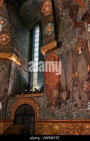 Großbritannien, England, Surrey, Compton, 1898 Cemetery Chapel, innen, kunstvolle symbolische Dekoration von Mary Watts Stockfoto