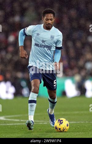 Brentfords Ethan Pinnock in Aktion während des Premier League-Spiels im Selhurst Park, London. Bilddatum: Samstag, 30. Dezember 2023. Stockfoto