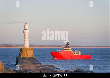 Das Schiff kommt am Hafen von Aberdeen an, nachdem es den Girdle Ness Lighthouse passiert hat Stockfoto