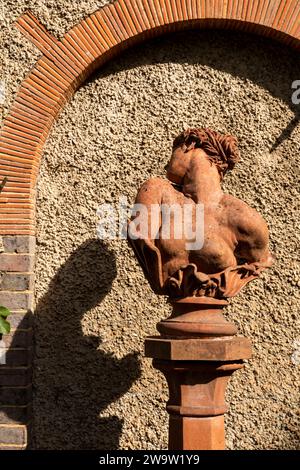 Vereinigtes Königreich, England, Surrey, Compton, Watts Artists’ Village, Clytie bricht draußen, George Frederick Watts Gallery 1904 Stockfoto