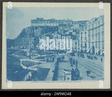 Fotoproduktion eines Fotos von der Strada di Santa Lucia, Monte Echio und Pizzo Falcone in Neapel, 1890 - 1905 Fotografie Naples Papier Cyanotype Pier, Kai, Kai. Städtisches Wohnungswesen Neapel Stockfoto