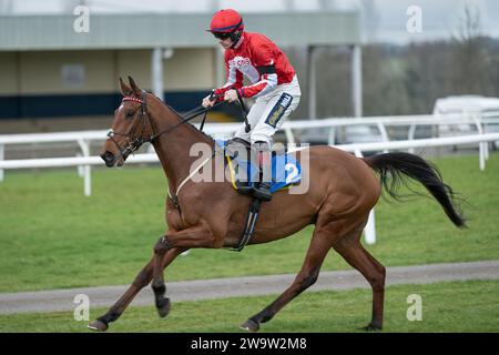 Poppa Poutine, geritten von Sam Twiston-Davies und trainiert von Nigel Twiston-Davies, gewann am 10. März 2022 in Wincanton über Zäune Stockfoto