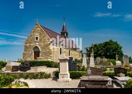 Die Kirche St. Martin und Friedhof von Tardinghen an der Côte d’Opale oder Opalküste, Frankreich | Tardinghen Church St. Martin und Friedhof im Stockfoto