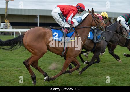 Poppa Poutine, geritten von Sam Twiston-Davies und trainiert von Nigel Twiston-Davies, gewann am 10. März 2022 in Wincanton über Zäune Stockfoto