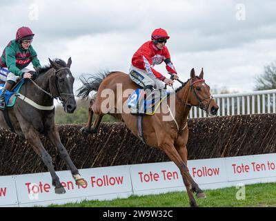 Poppa Poutine, geritten von Sam Twiston-Davies und trainiert von Nigel Twiston-Davies, gewann am 10. März 2022 in Wincanton über Zäune Stockfoto