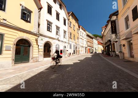 Radfahrer auf der Kopfsteinpflasterstraße in Ljubljana in Slowenien in Osteuropa Stockfoto