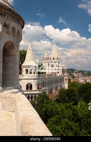 Fischerbastei auf dem Gelände des Buda Schlosses mit Blick auf die Stadt Budapest in Ungarn in Europa Stockfoto