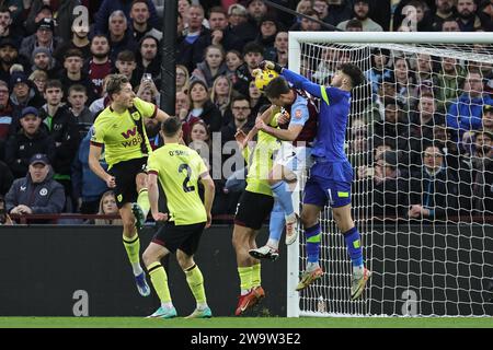 Birmingham, Großbritannien. Dezember 2023 30. James Trafford aus Burnley trifft auf Clément Lenglet aus Aston Villa, während er den Ball während des Premier League-Spiels Aston Villa gegen Burnley im Villa Park, Birmingham, Großbritannien, 30. Dezember 2023 (Foto: Mark Cosgrove/News Images) Credit: News Images LTD/Alamy Live News Stockfoto