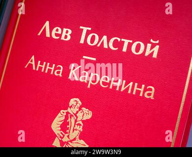 Woronesch - Russland, 25. Dezember 2022: Fragment des Umschlags von Leo Tolstois Buch „Anna Karenina“ Stockfoto