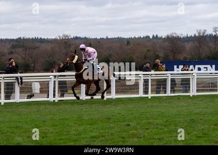 Ascot, Großbritannien. Dezember 2023. Horse Harper's Brooke (IRE), geritten von Jockey Kielan Woods in der Howden Handicap Steeple Chase auf der Ascot Racecourse beim Howden Christmas Racing Weekend Meeting. Besitzer Der Megsons. Trainer Ben Pauling, Naunton. Sponsor Fitzdares. Kredit: Maureen McLean/Alamy Stockfoto