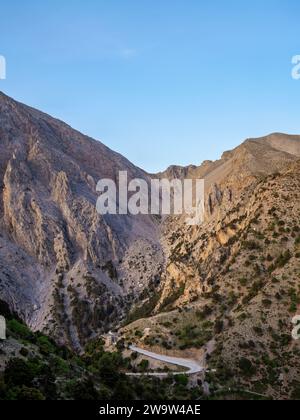 Blick auf das Xyloskalo Restaurant am Eingang zur Samaria Schlucht, Region Chania, Kreta, Griechenland Stockfoto