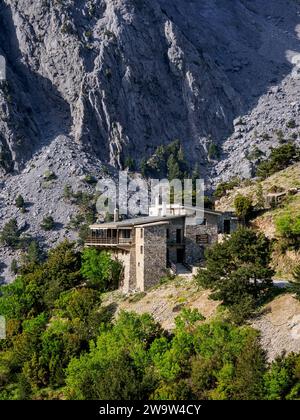 Blick auf das Xyloskalo Restaurant am Eingang zur Samaria Schlucht, Region Chania, Kreta, Griechenland Stockfoto