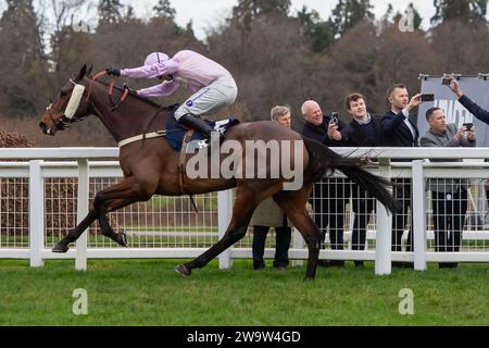 Ascot, Großbritannien. Dezember 2023. Horse Harper's Brooke (IRE), geritten vom Jockey Kielan Woods, führt bei der Howden Handicap Turmjase auf der Ascot Racecourse beim Howden Christmas Racing Weekend Meeting an. Besitzer Der Megsons. Trainer Ben Pauling, Naunton. Sponsor Fitzdares. Kredit: Maureen McLean/Alamy Stockfoto