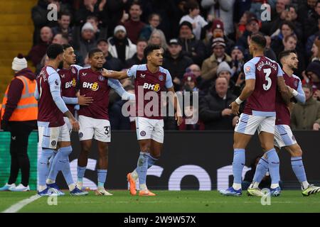 Birmingham, Großbritannien. Dezember 2023 30. Leon Bailey aus Aston Villa (31) feiert mit seinen Teamkollegen, nachdem er seinem Team das 1. Tor erzielt hat. Premier League Spiel, Aston Villa gegen Burnley im Villa Park in Birmingham am Samstag, den 30. Dezember 2023. Dieses Bild darf nur für redaktionelle Zwecke verwendet werden. Nur redaktionelle Verwendung, Bild von Andrew Orchard/Andrew Orchard Sportfotografie/Alamy Live News Credit: Andrew Orchard Sportfotografie/Alamy Live News Stockfoto