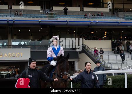 Ascot, Großbritannien. Dezember 2023. Horse West Balboa, geritten vom Jockey Harry Skelton, geht auf die Rennstrecke auf der Ascot Racecourse, um beim Howden Long Walk Hürdenrennen am Howden Christmas Racing Weekend zu Rennen. Besitzer Bullen-Smith und Faulks. Trainer Dan Skelton, Alcester. Sponsor Ladbrokes, Air Ambulance Service (Warwickshire & Northamptonshire). Kredit: Maureen McLean/Alamy Stockfoto