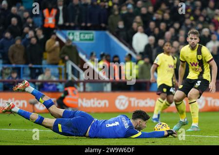 Burnley Torhüter James Trafford rettet während des Premier League-Spiels in Villa Park, Birmingham, ein niedriges Kreuz auf dem Boden. Bilddatum: Samstag, 30. Dezember 2023. Stockfoto