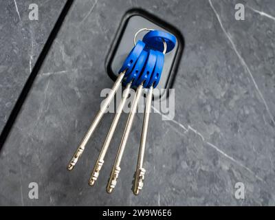 Hebelschlüssel im Schlüsselloch der Vordertür Stockfoto