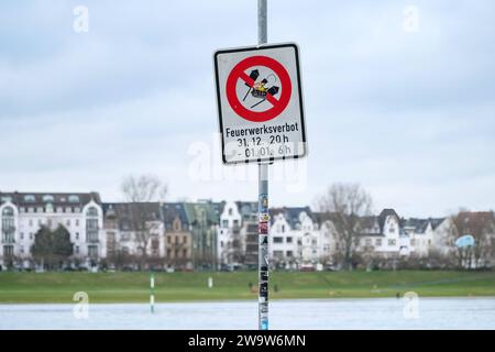 Düsseldorf 30.12.2023 Böllerverbot Silvesterknaller Feuerwerk Silvester Altstadt Feuerwerksverbot Unfallgefahr Allgemeinverfügung Feuerwerkskörper Raketen Silvesterraketen Feuerwerksraketen Silvesterböller Krankenhaus Feuerwerksverbotszonen Silvester-Böller böllerfrei Blick von Rheinuferpromenade in Richtung Oberkassel Polizeiüberwachung Blaulicht Düsseldorf Nordrhein-Westfalen Deutschland *** Düsseldorf 30 12 2023 Feuerwerksverbot Silvester Feuerwerkskörper Feuerwerk Silvester Old Town Feuerwerk Verbot Unfallrisiko Allgemeine Bestimmung Feuerwerk Raketen Silvester Raketen Feuerwerk Raketen New Yea Stockfoto