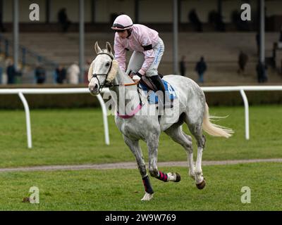 Family Pot, geritten von Ben Jones und trainiert von Sheila Lewis, 3. Platz in Wincanton, 10. März 2022 Stockfoto