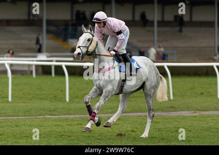 Family Pot, geritten von Ben Jones und trainiert von Sheila Lewis, 3. Platz in Wincanton, 10. März 2022 Stockfoto