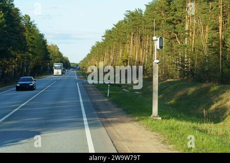 Saulgozi, Lettland - 3. Mai 2023: Die Straße ist mit Radar ausgestattet, um Verstöße gegen die Geschwindigkeitsbegrenzung von Autos auf der Straße zu erkennen. Sicherheit im Straßenverkehr. Stockfoto