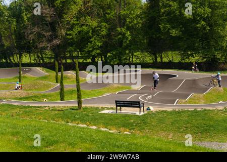 Langeac, Frankreich - 28. Mai 2023: Kinder und Erwachsene fahren auf einer speziellen Sportstrecke mit Fahrrädern und Motorrollern. Sportaktivitätskonzept Stockfoto