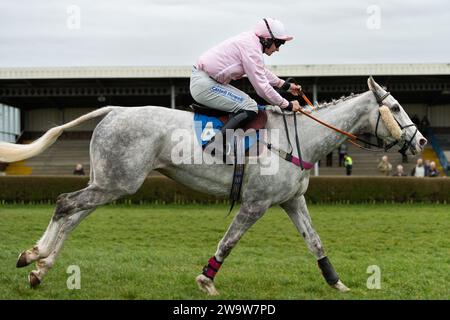 Family Pot, geritten von Ben Jones und trainiert von Sheila Lewis, 3. Platz in Wincanton, 10. März 2022 Stockfoto