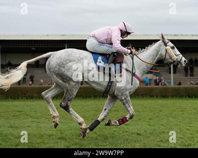 Family Pot, geritten von Ben Jones und trainiert von Sheila Lewis, 3. Platz in Wincanton, 10. März 2022 Stockfoto