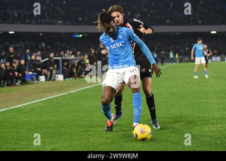 Neapel, Italien. Dezember 2023. Andrea Colpani vom AC Monza tritt am 29. Dezember 2023 im Stadio Diego Armando Maradona Naples Italien gegen Andre-Frank Zambo Anguissa vom SSC Napoli gegen AC Monza um den Ball an. Franco Romano/Alamy Live News Stockfoto