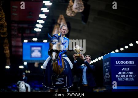 Mechelen, Belgien. Dezember 2023 30. Reiter Christian Ahlmann mit Mandato van de Neerheide feiert nach dem Gewinn des FEI-Weltmeisterschafts-Springturniers beim Pferdesport 'Vlaanderens Kerstjumping - Memorial Eric Wauters' am Samstag, den 30. Dezember 2023 in Mechelen. BELGA FOTO JASPER JACOBS Credit: Belga News Agency/Alamy Live News Stockfoto