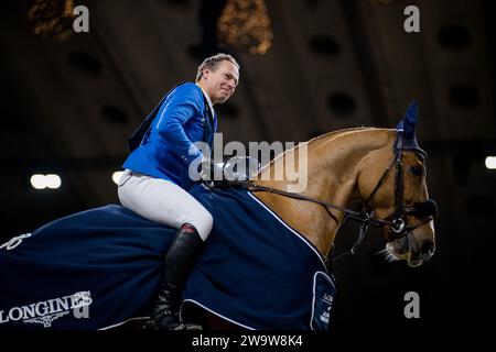 Mechelen, Belgien. Dezember 2023 30. Reiter Christian Ahlmann mit Mandato van de Neerheide feiert nach dem Gewinn des FEI-Weltmeisterschafts-Springturniers beim Pferdesport 'Vlaanderens Kerstjumping - Memorial Eric Wauters' am Samstag, den 30. Dezember 2023 in Mechelen. BELGA FOTO JASPER JACOBS Credit: Belga News Agency/Alamy Live News Stockfoto