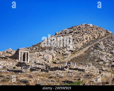 Blick auf den Isis-Tempel und den Berg Kynthos, die archäologische Stätte von Delos, die Insel Delos, die Kykladen, Griechenland Stockfoto