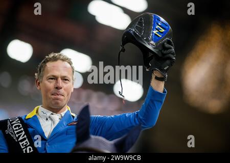 Mechelen, Belgien. Dezember 2023 30. Reiter Christian Ahlmann mit Mandato van de Neerheide feiert nach dem Gewinn des FEI-Weltmeisterschafts-Springturniers beim Pferdesport 'Vlaanderens Kerstjumping - Memorial Eric Wauters' am Samstag, den 30. Dezember 2023 in Mechelen. BELGA FOTO JASPER JACOBS Credit: Belga News Agency/Alamy Live News Stockfoto