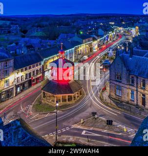 Blick in die Abenddämmerung auf Barnard Castle zur Weihnachtszeit mit Weihnachtslichtern und Dekoration mit Blick über das Market Cross und entlang der A67 Main Street Stockfoto