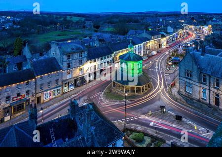 Blick in die Abenddämmerung auf Barnard Castle zur Weihnachtszeit mit Weihnachtslichtern und Dekoration mit Blick über das Market Cross und entlang der A67 Main Street Stockfoto