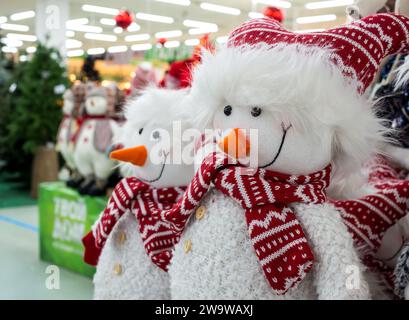 Woronesch - Russland, 25. Dezember 2022: Weiche Spielzeuge Schneemänner mit rotem Schal und Hut Stockfoto