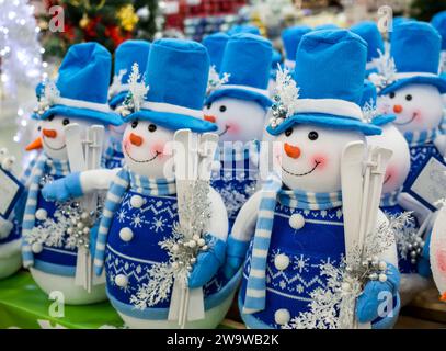 Woronesch - Russland, 25. Dezember 2022: Weiches Spielzeug in Form von Schneemännern mit Skiern Stockfoto