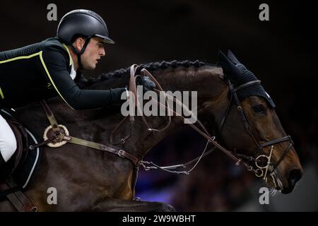 Mechelen, Belgien. Dezember 2023 30. Reiter Nicola Philippaerts mit Moya vd Bisschop in Aktion während des FEI-Weltmeisterschafts-Springturniers beim „Vlaanderens Kerstjumping - Memorial Eric Wauters“-Reitturnier in Mechelen am Samstag, den 30. Dezember 2023. BELGA FOTO JASPER JACOBS Credit: Belga News Agency/Alamy Live News Stockfoto