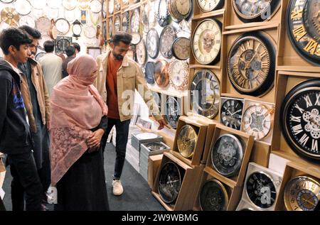 Besucher werden an den Ständen der Möbelausstellung in Hyderabad am Samstag, den 30. Dezember 2023, interessiert. Stockfoto