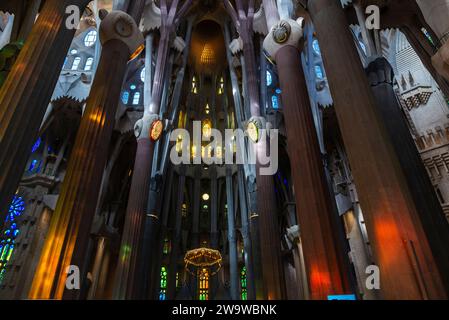 Barcelona, Spanien - 30. November 2023: Innenraum der Sagrada Familia oder Kirche der Heiligen Familie, katholische Kirche, entworfen vom katalanischen Architekten Anto Stockfoto