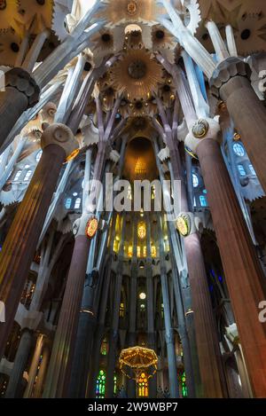 Barcelona, Spanien - 30. November 2023: Innenraum der Sagrada Familia oder Kirche der Heiligen Familie, katholische Kirche, entworfen vom katalanischen Architekten Anto Stockfoto