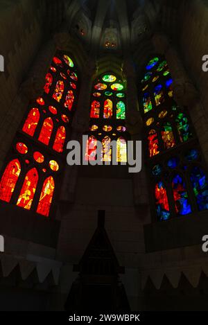 Barcelona, Spanien - 30. November 2023: Innenraum der Sagrada Familia oder Kirche der Heiligen Familie, katholische Kirche, entworfen vom katalanischen Architekten Anto Stockfoto