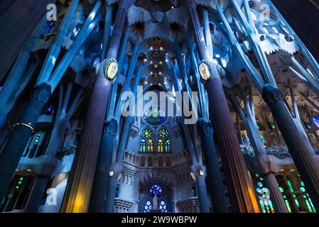 Barcelona, Spanien - 30. November 2023: Innenraum der Sagrada Familia oder Kirche der Heiligen Familie, katholische Kirche, entworfen vom katalanischen Architekten Anto Stockfoto