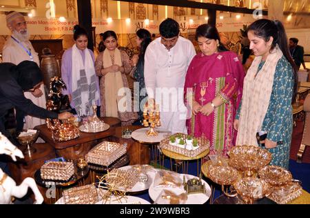 Besucher werden an den Ständen der Möbelausstellung in Hyderabad am Samstag, den 30. Dezember 2023, interessiert. Stockfoto