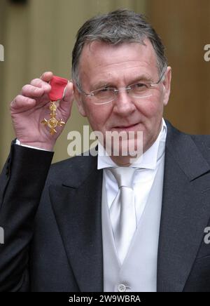 Aktenfoto vom 02/05 von Tom Wilkinson, nachdem er ein OBE von Königin Elisabeth II. Gesammelt hatte Der britische Oscar-nominierte Schauspieler Tom Wilkinson, der vor allem für seine Rolle in The Full Monty bekannt ist, ist im Alter von 75 Jahren gestorben, wie seine Familie mitteilte. Ausgabedatum: Samstag, 30. Dezember 2023. Stockfoto