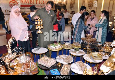 Besucher werden an den Ständen der Möbelausstellung in Hyderabad am Samstag, den 30. Dezember 2023, interessiert. Stockfoto